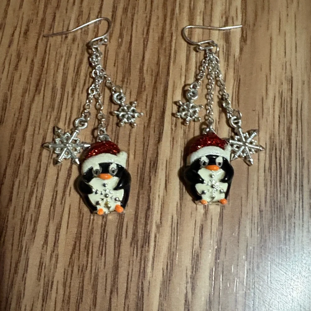 VINTAGE SANTA PENGUIN DANGLING SNOWFLAKE ACCENTS SILVER-TONE HOOK 2.5" EARRINGS - Picture 2 of 9